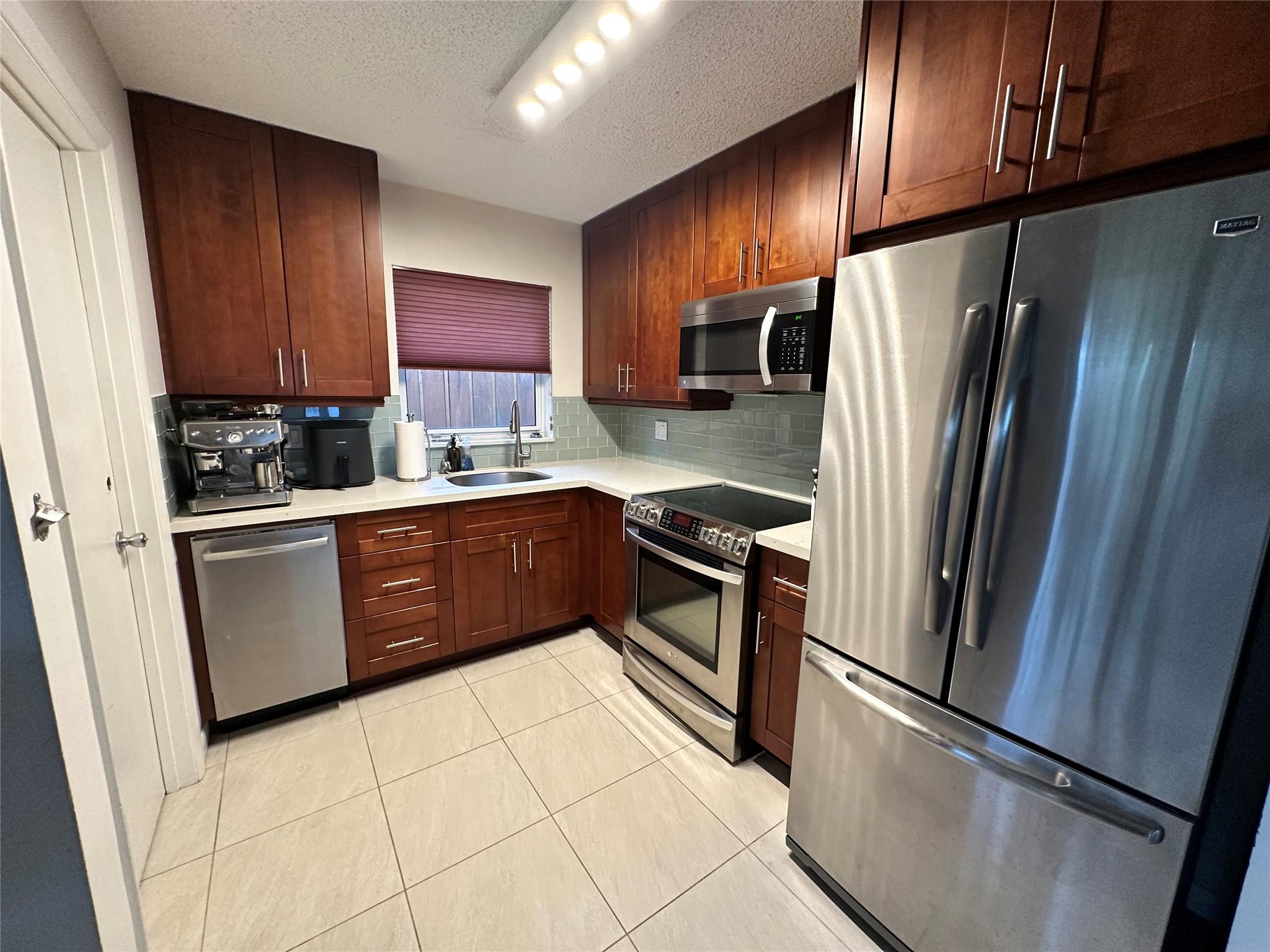 LAUDERDALE PINES - Residential Lease