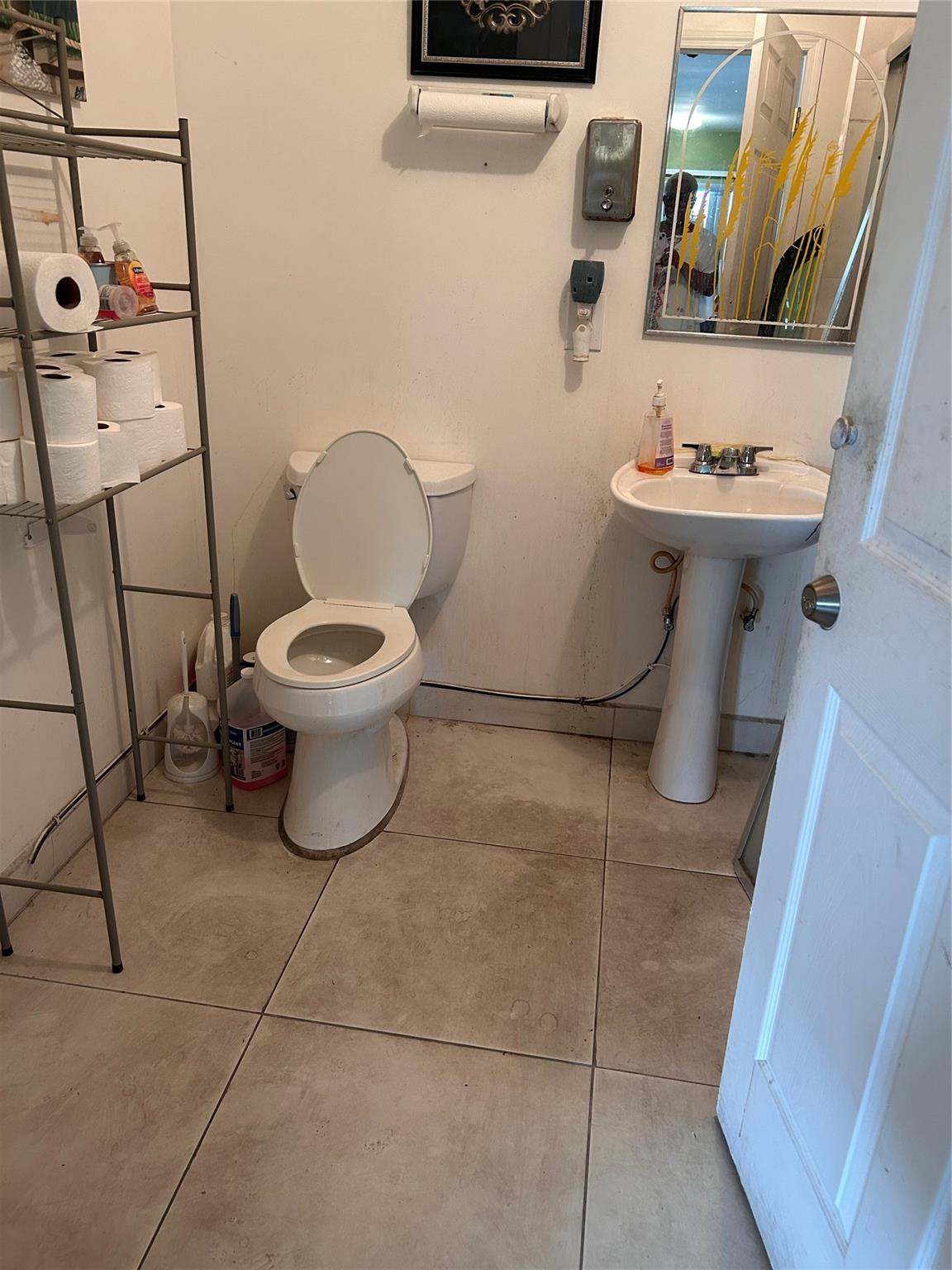 Main image without alt text