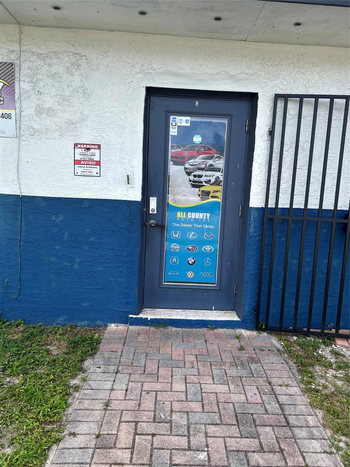 Main image without alt text