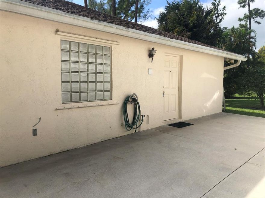 Seasonal rental in the heard of Wellington. 2 bed/ 1 bath unit with friendly owner willing to accommodate reasonable requests. People who have waited until the last second for a seasonal rental this is for you!