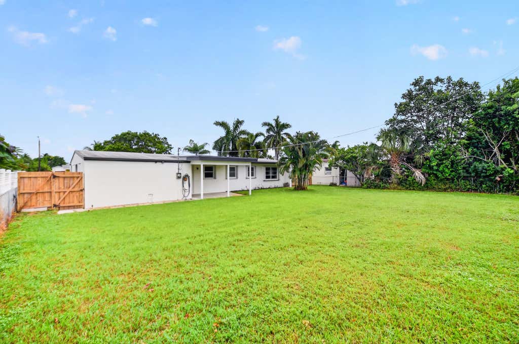Photo of 129 GREENBRIER Drive, Palm Springs, FL 33461 (MLS # B26061697)