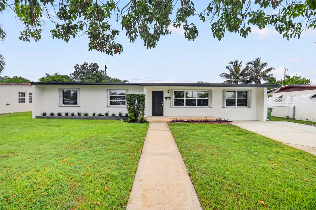 Photo of 129 GREENBRIER Drive, Palm Springs, FL 33461 (MLS # B26061697)