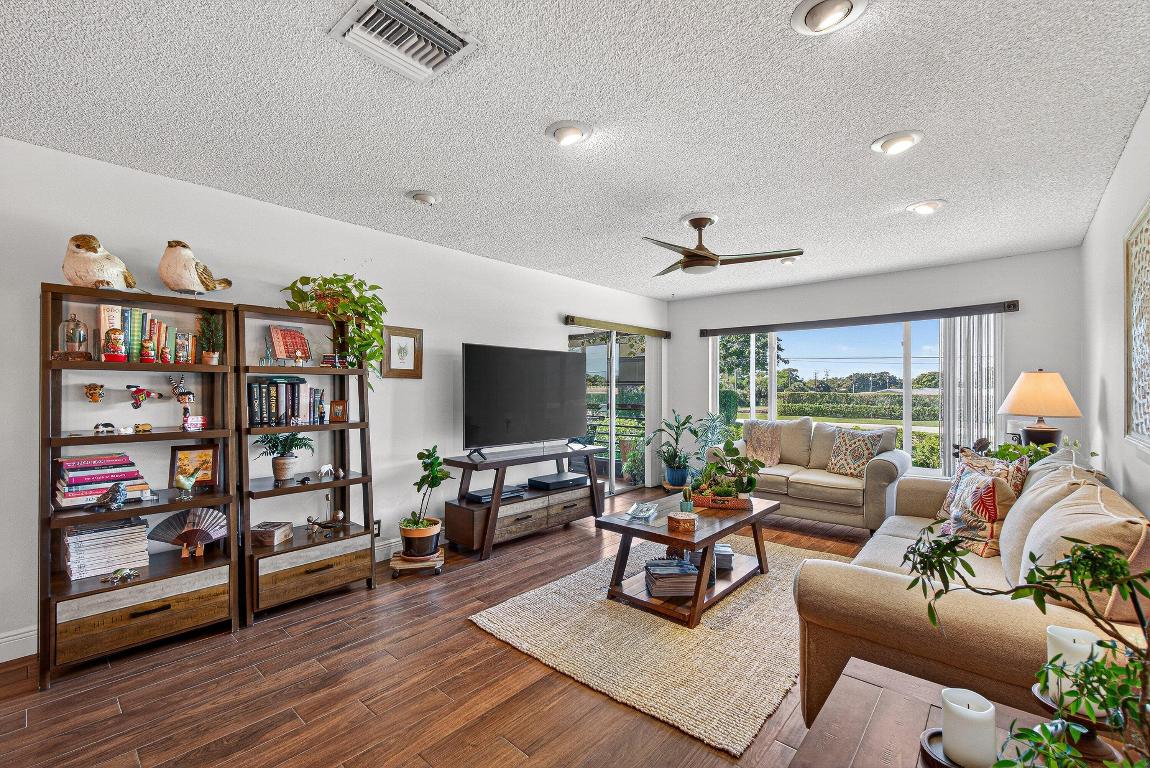 PALM GREENS AT VILLA DEL RAY CONDO - Residential