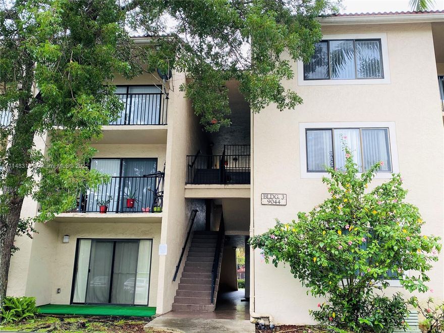 GREAT CONDITION -REMODELED 3/2 CONDO . UPDATED KITCHEN, LAMINATE FLOORING THROUGHOUT. SS APPLIANCES , WALK IN CLOSETS ON TWO OF THE BATHROOMS . ONE OF THE BEST VIEWS AT VISCONTI , ENJOY LAKE , TENNIS COURT AND COMMUNITY POOL AMAZING VIEWS FROM 2 BALCONIES. W/D INSIDE THE UNIT.AND ADDITIONAL STORAGE/CLOSET ON THE BALCONY . 3RD FLOOR UNIT WITH HIGH CEILINGS . NATURAL LIGHT .   GATED COMMUNITY. 2 POOLS, GYM , TENNIS COURT ,KIDS PLAY AREA . JUST ACROSS THE CORAL SPRINGS MALL. GREAT LOCATION IN CORAL SPRINGS .