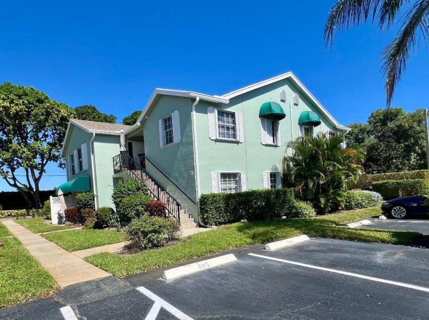 Private 1st floor unit with parking steps from your door. Newer appliances, Granite kitchen countertop, Marble in primary bath, extra built in under counter storage, Outside patio to soak up the Florida sunshine!  Full size washer and dryer.
Waterside offers so much including 2 swimming pools, tennis, pickleball, gated entry with security guard after 3pm.  and activities of all kinds. Great location too...close to beaches, restaurants , I-95 and more.