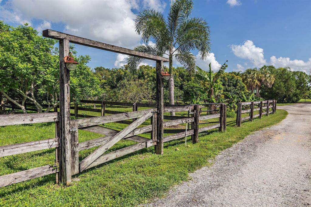 LOXAHATCHEE GROVES - Residential