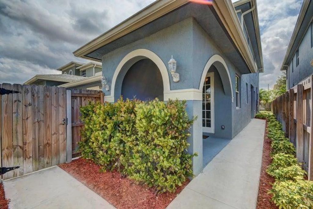 Photo of 1135 NE 3rd Avenue, Fort Lauderdale, FL 33304 (MLS # F10528540)