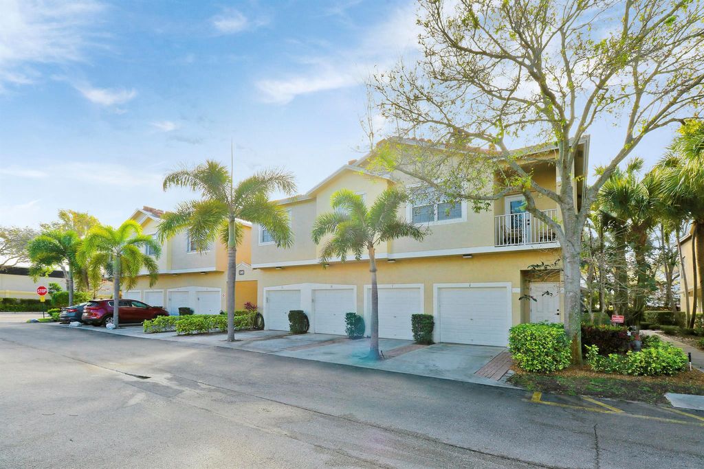 Photo of 110 Lighthouse Circle #H, Tequesta, FL 33469 (MLS # R10962702)