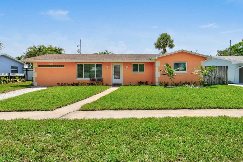 Photo of 19005 SE SOUTHGATE Drive, Jupiter, FL 33469 (MLS # B26061290)