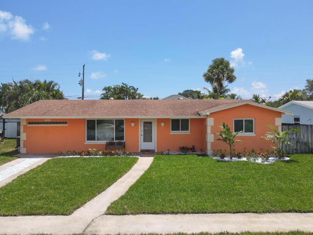 Photo of 19005 SE SOUTHGATE Drive, Jupiter, FL 33469 (MLS # B26061290)