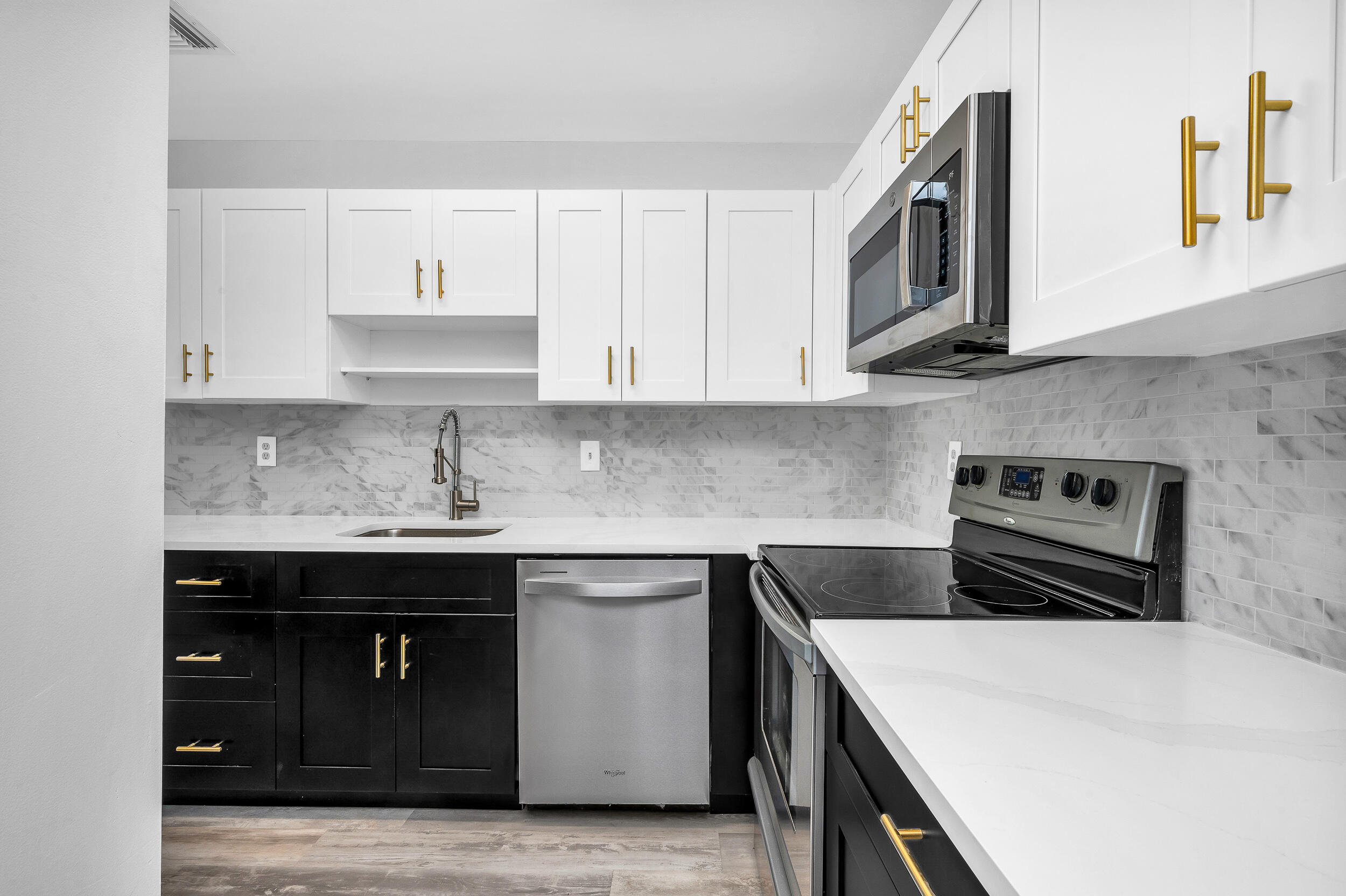 PALM GREENS AT VILLA DEL RAY CONDO II - Residential Lease