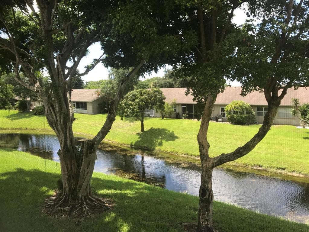 LIGHT & BRIGHT, 2ND FLOOR SPACIOUS SPLIT 2 BED, 2 BATH CONDO. ALL TILE AND HARDWOOD FLOORS, NO CARPET. WASHER AND DRYER IN UNIT. COMMUNITY POOL, TENNIS, GYM & CLUBHOUSE. LOCATION, LOCATION, LOCATION! MINUTES TO BEACH, I-95, TPKE, DOWNTOWN DELRAY, SHOPPING, RESTAURANTS & ENTERTAINMENT!