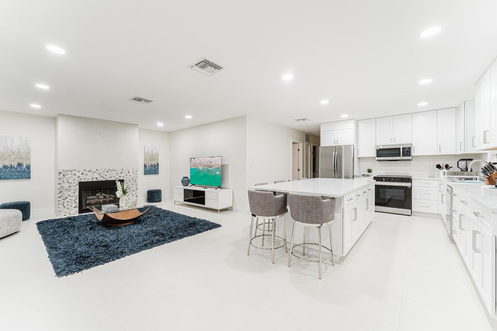 Photo of 3199 NE 6th Drive, Boca Raton, FL 33431 (MLS # B26039141)