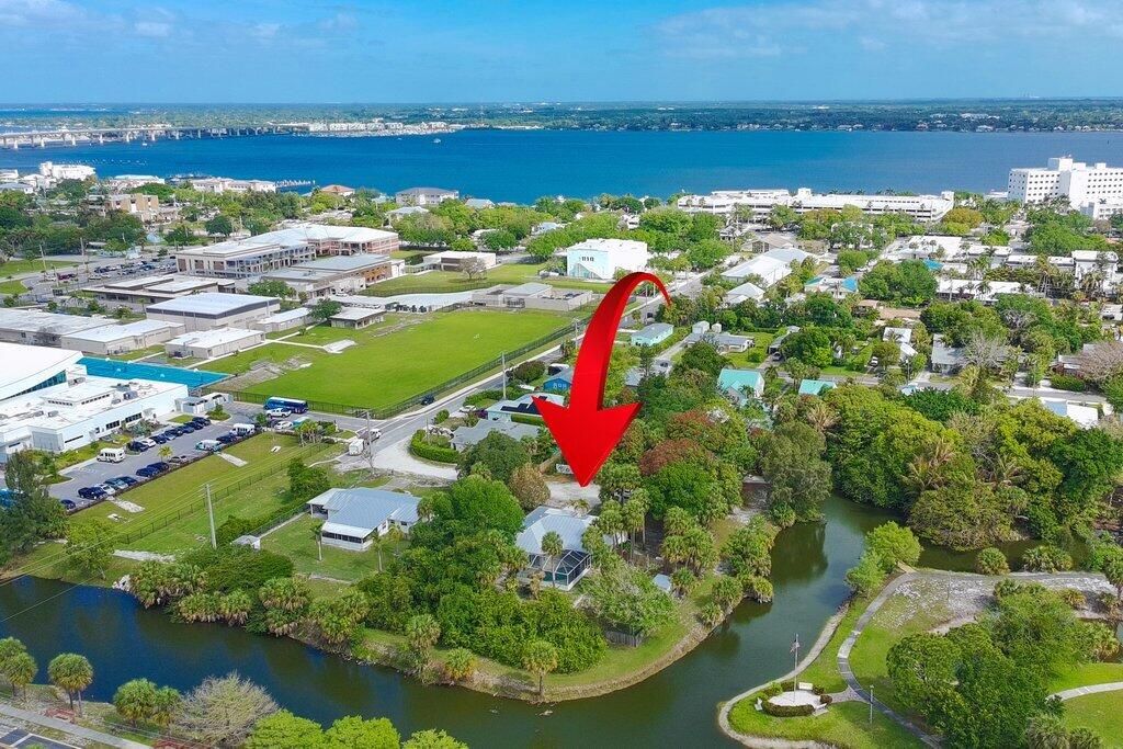 Photo of 612 SE 6th Street, Stuart, FL 34994 (MLS # B26015979)