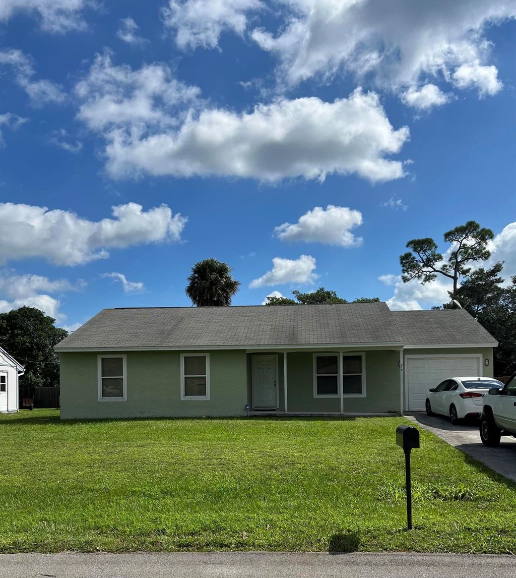Photo of 925 SE Hibiscus Avenue, Stuart, FL 34996 (MLS # R10928036)