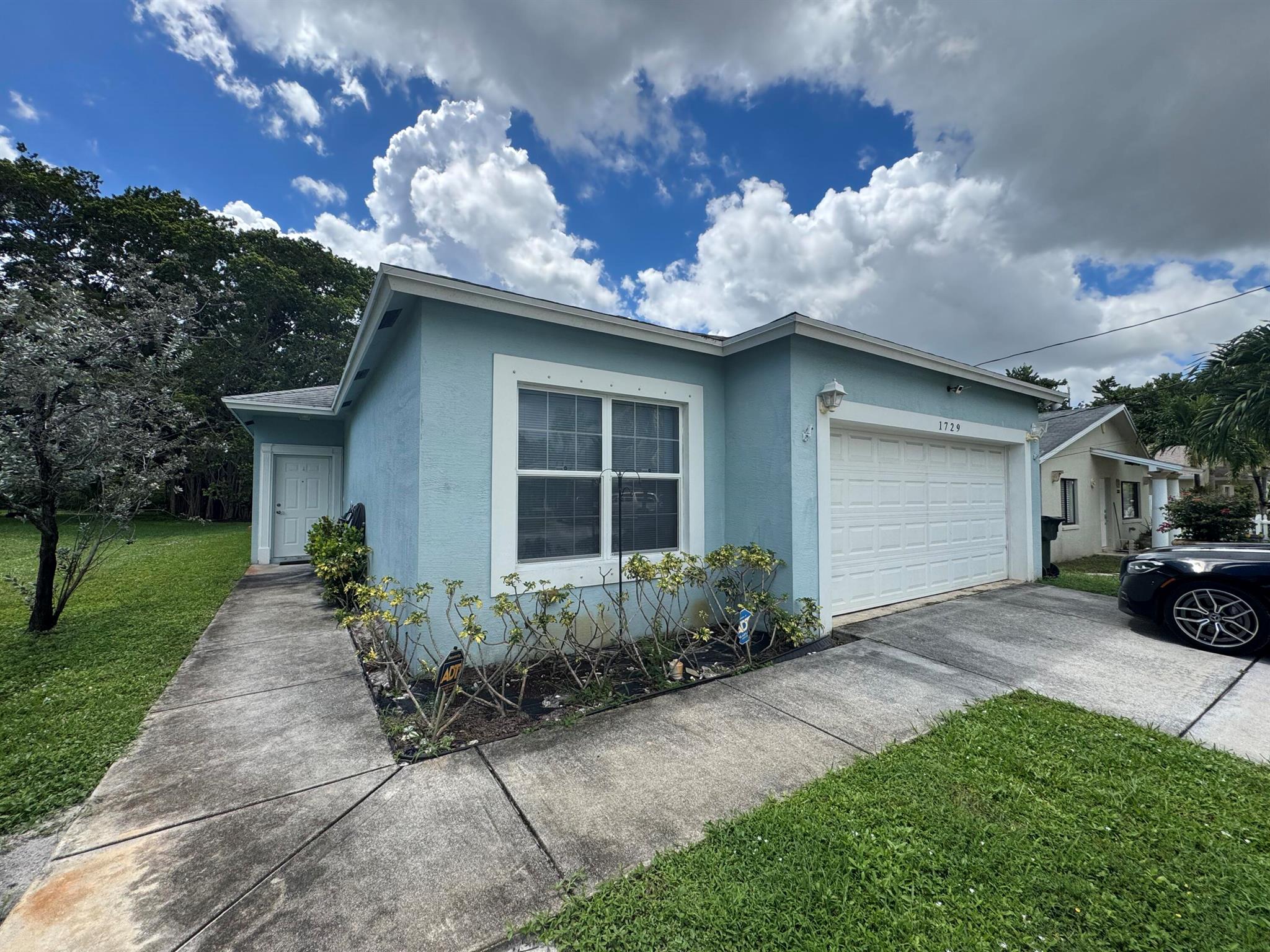 NICE HOUSE!!, 3 BED 2 BATH. HUGE BACK YARD, BIG MASTER BEDROOM, KITCHEN WITH GRANITE COUNTER TOPS, GARAGE FOR 2 VEHICLES, AND MUCH MORE. CLOSE TO 95 FRWY, MINUTES AWAY FROM THE INTRACOASTAL, ANS SHOPPING CENTERS GREAT LOCATION