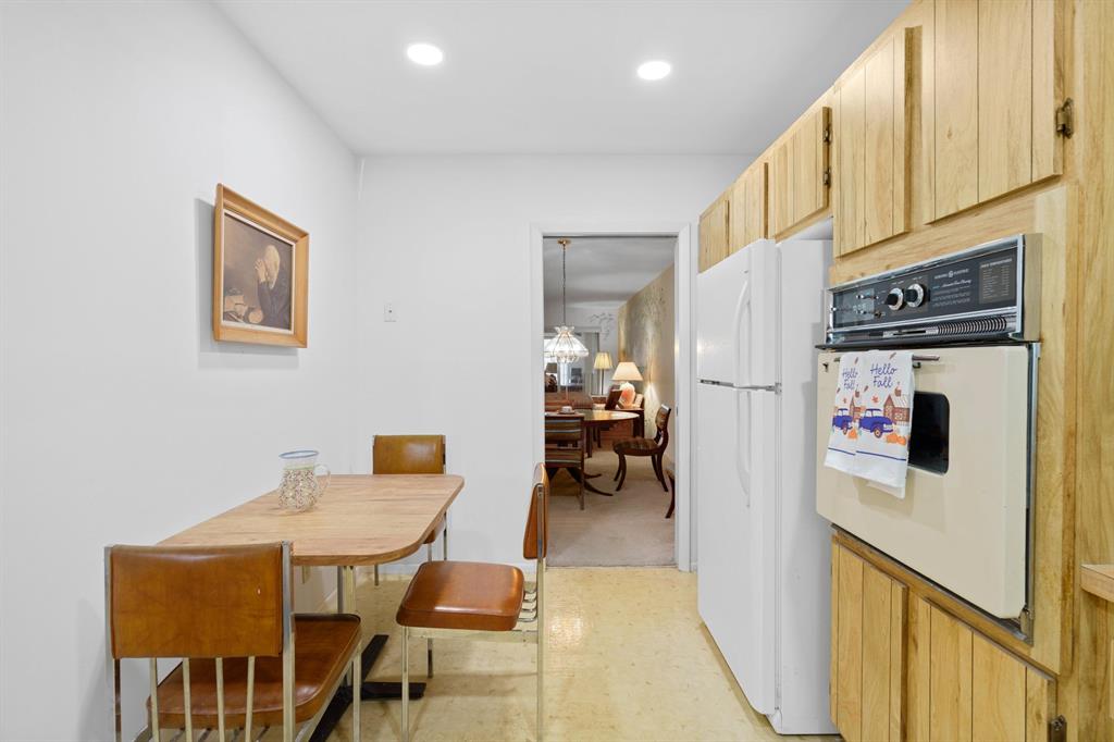 CRESTHAVEN TOWNHOMES SEC - Residential