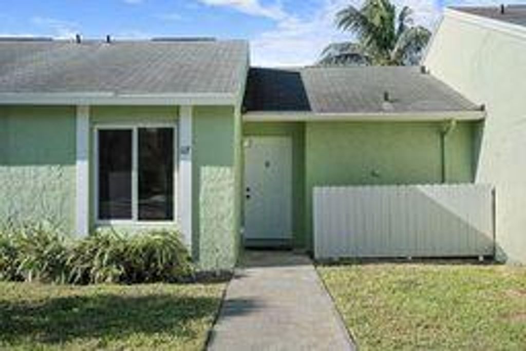 Photo of 117 Oakwood Drive, Jupiter, FL 33458 (MLS # R11050034)