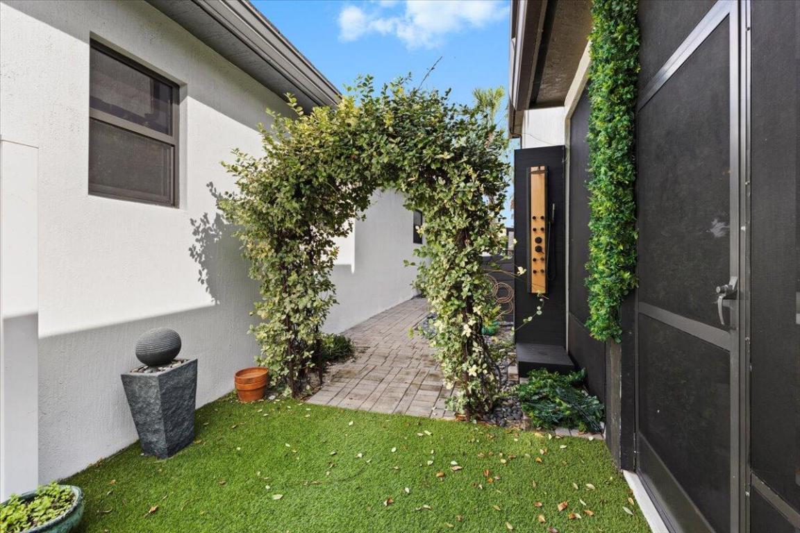 WHISPERING OAKS - Residential Lease