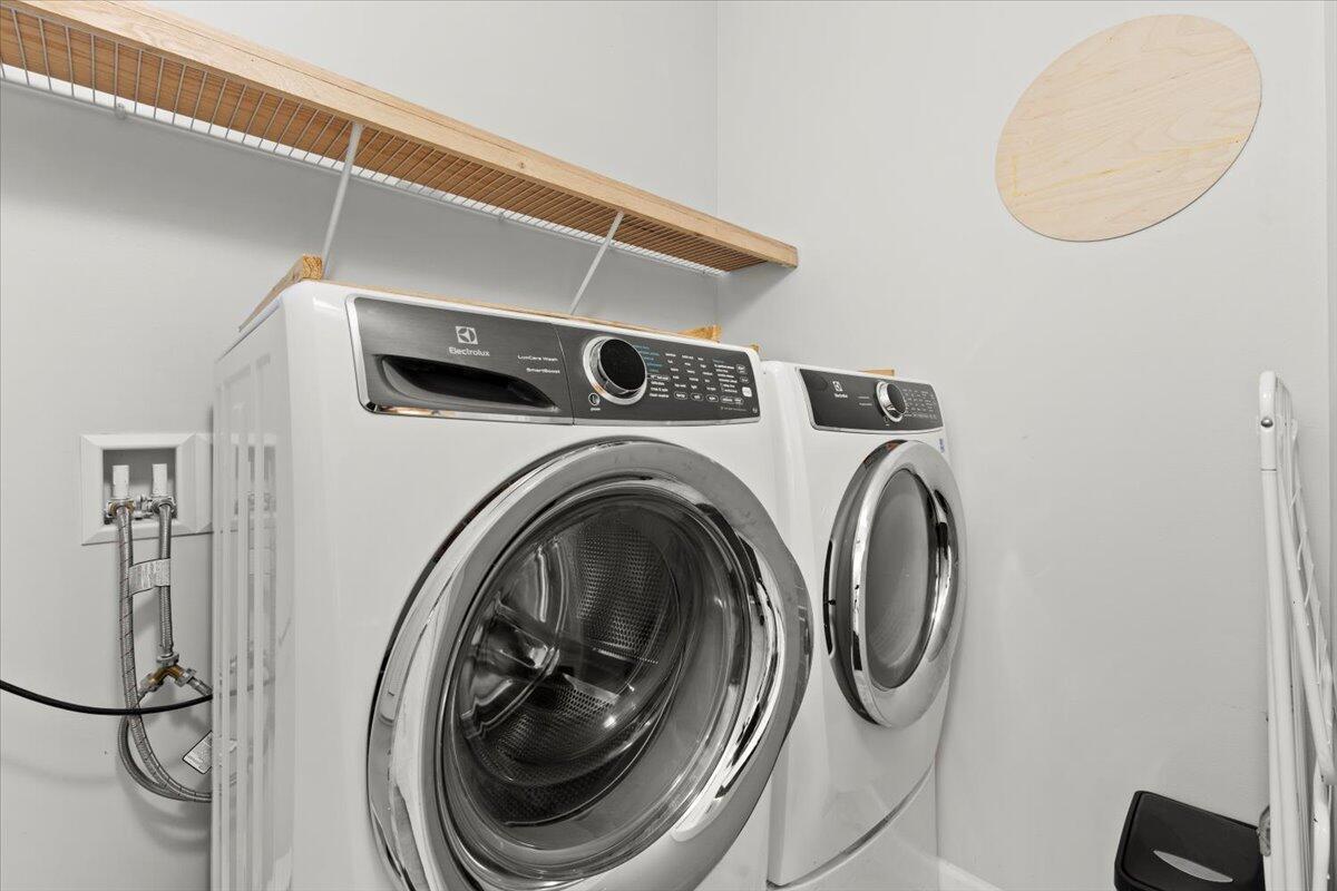 WHISPERING OAKS - Residential Lease