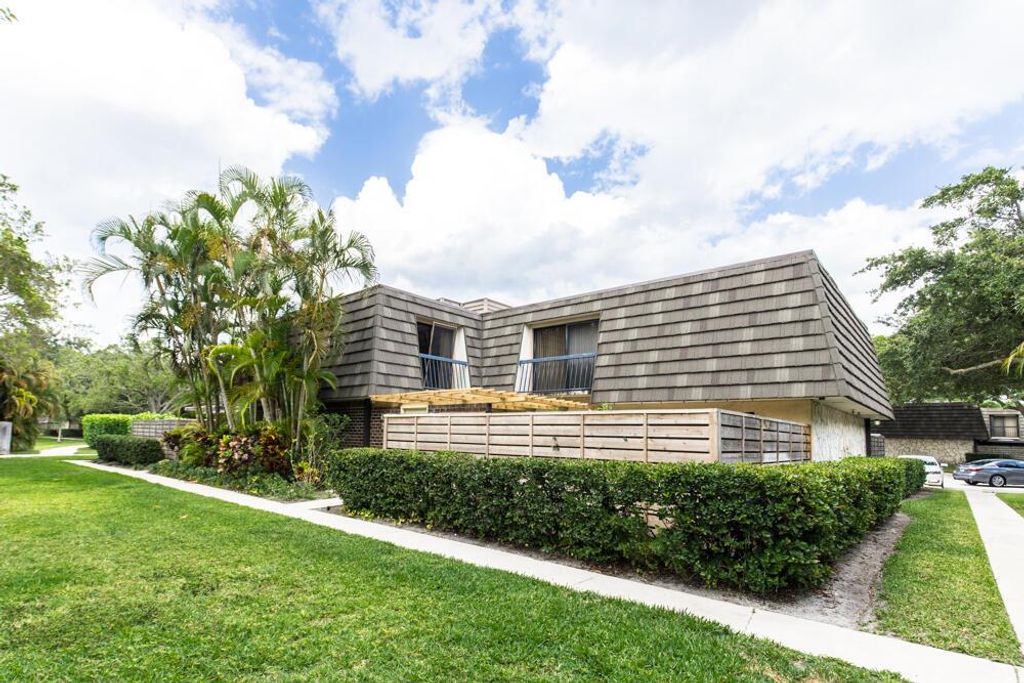 Photo of 618 6th Terrace, Palm Beach Gardens, FL 33418 (MLS # R10988348)