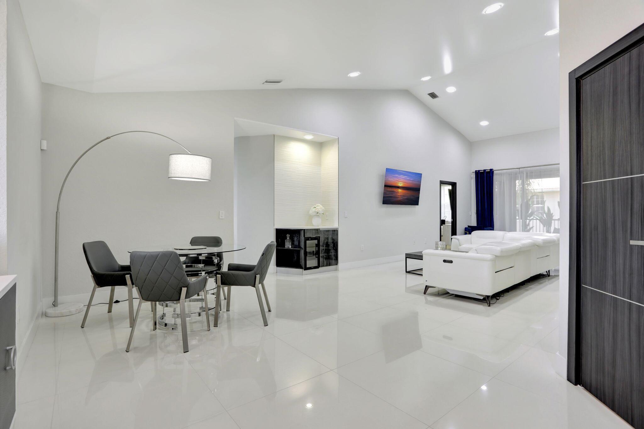6584 Villa Sonrisa Drive 1122