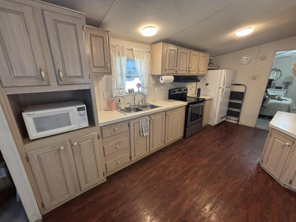 EVERGLADES LAKES - Residential