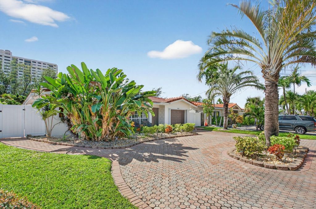 Photo of 2534 SE 14th Street, Pompano Beach, FL 33062 (MLS # F10531971)