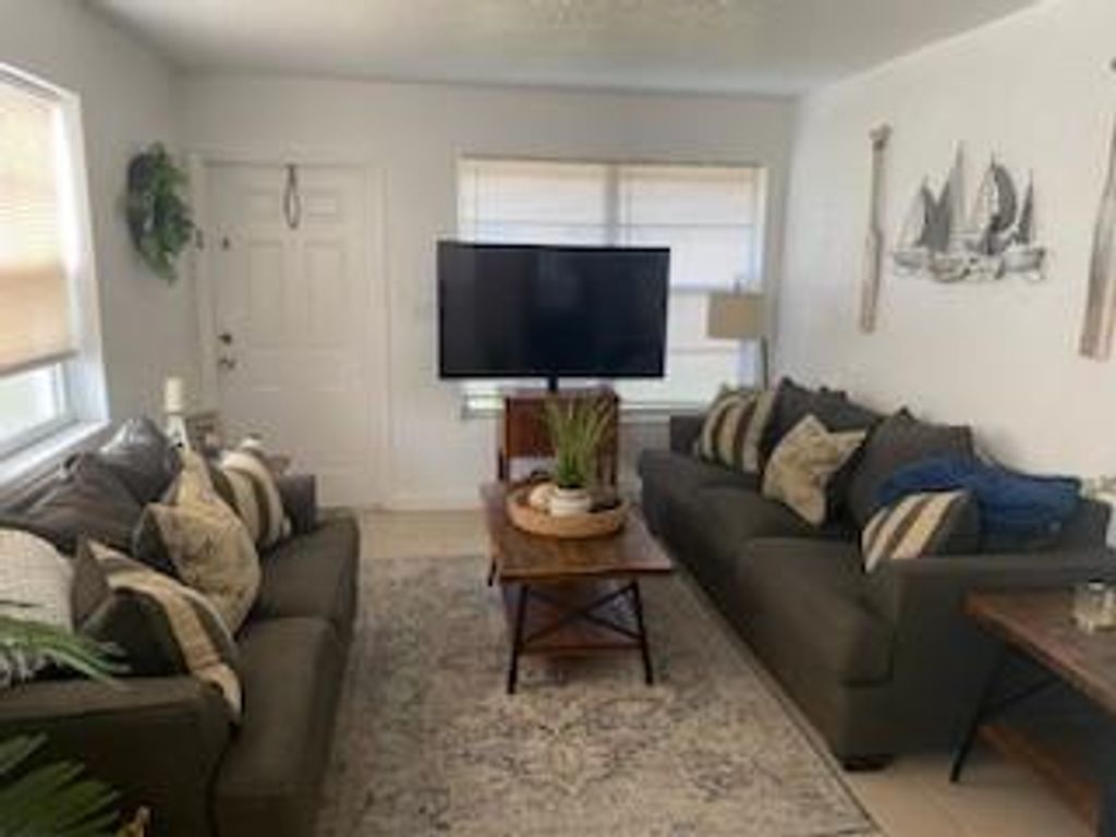 Photo of 841 NE 40th St, Oakland Park, FL 33334 (MLS # F10383162)