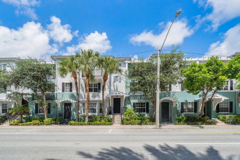 Photo of 375 E Mallory Circle, Delray Beach, FL 33483 (MLS # B26024393)