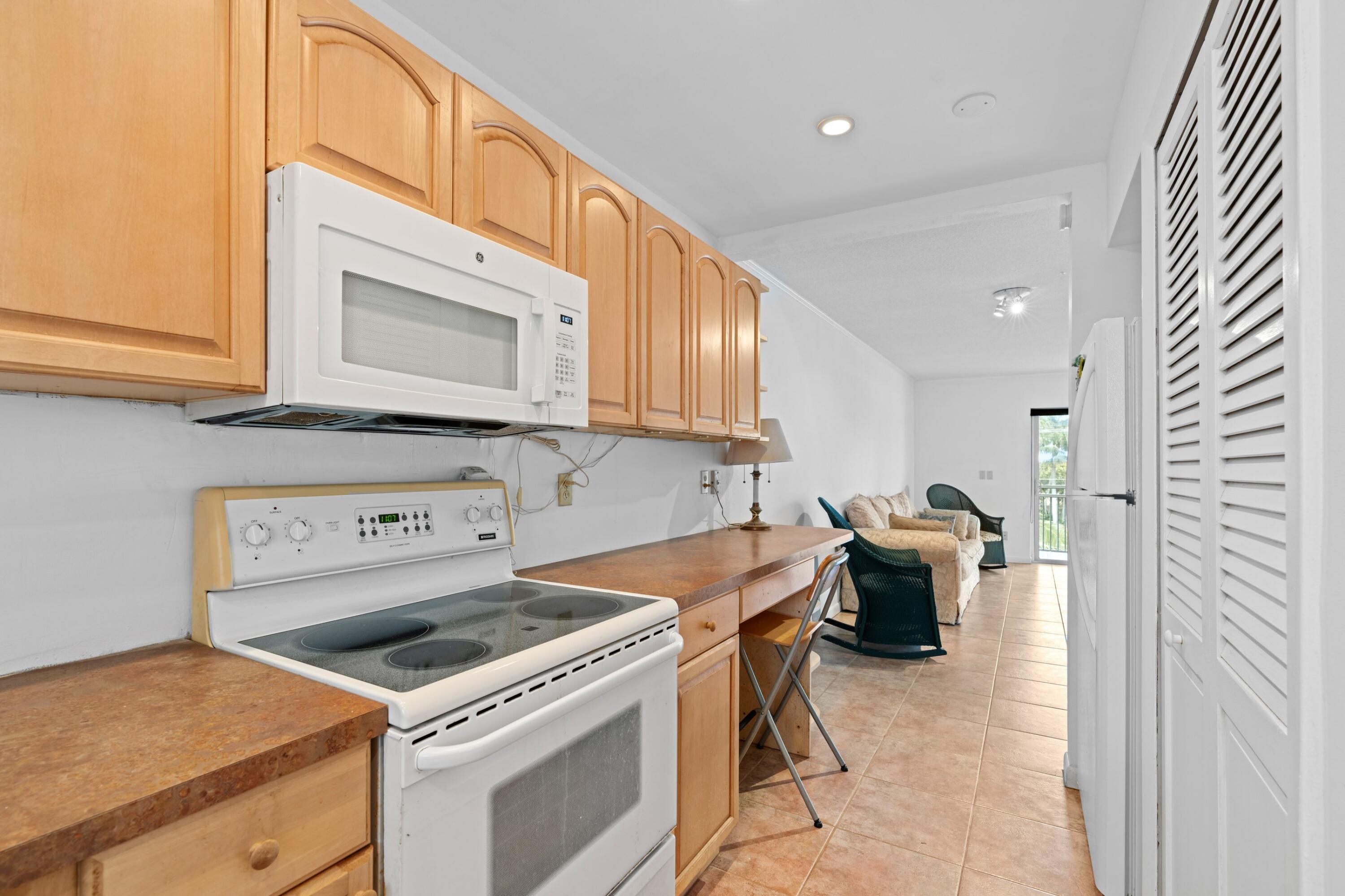 BOCA CAPRI CONDO APTS SLY 218 FT OF ELY - Residential