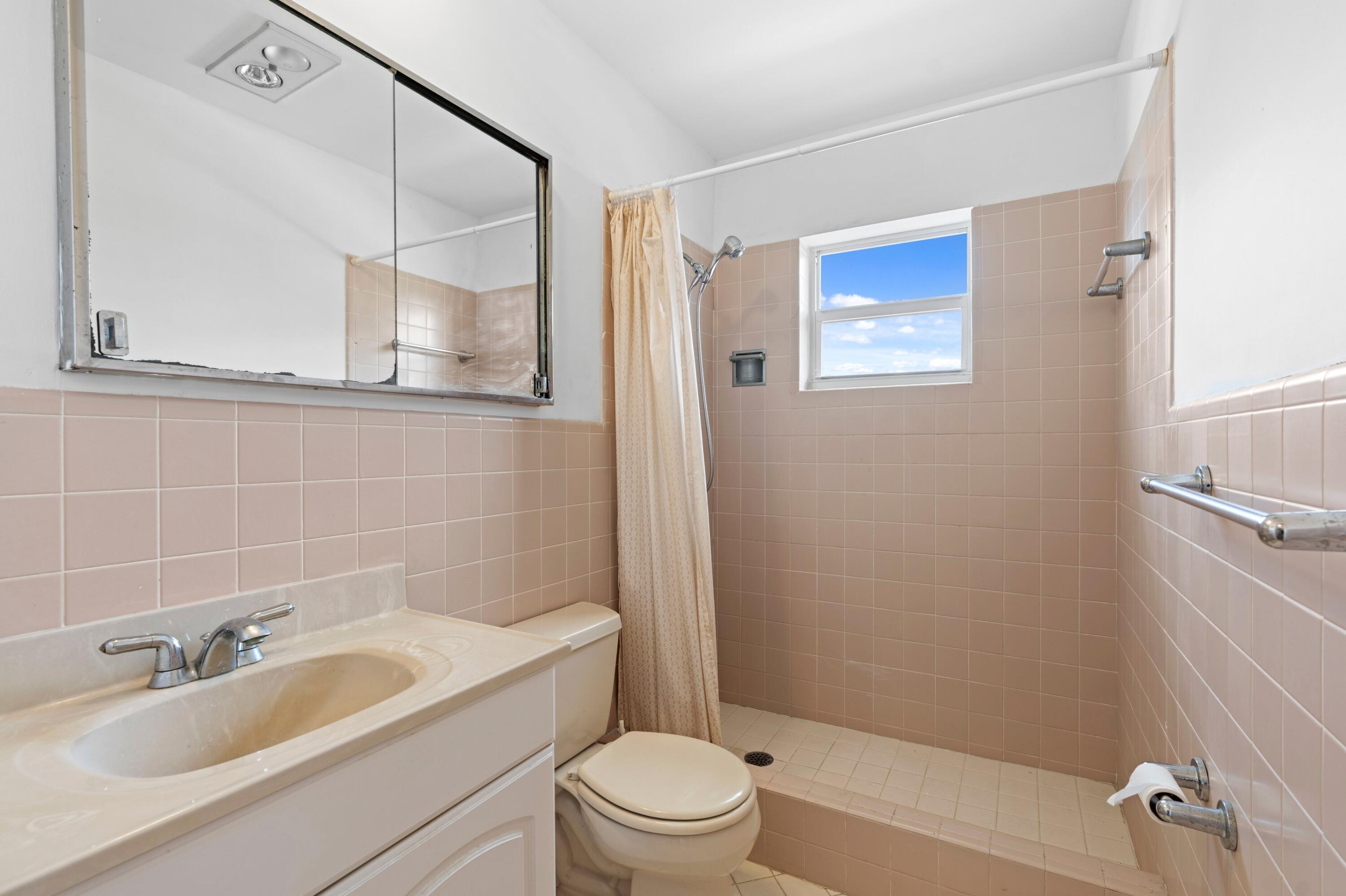 BOCA CAPRI CONDO APTS SLY 218 FT OF ELY - Residential