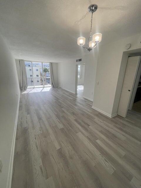 301 Croton Avenue 404