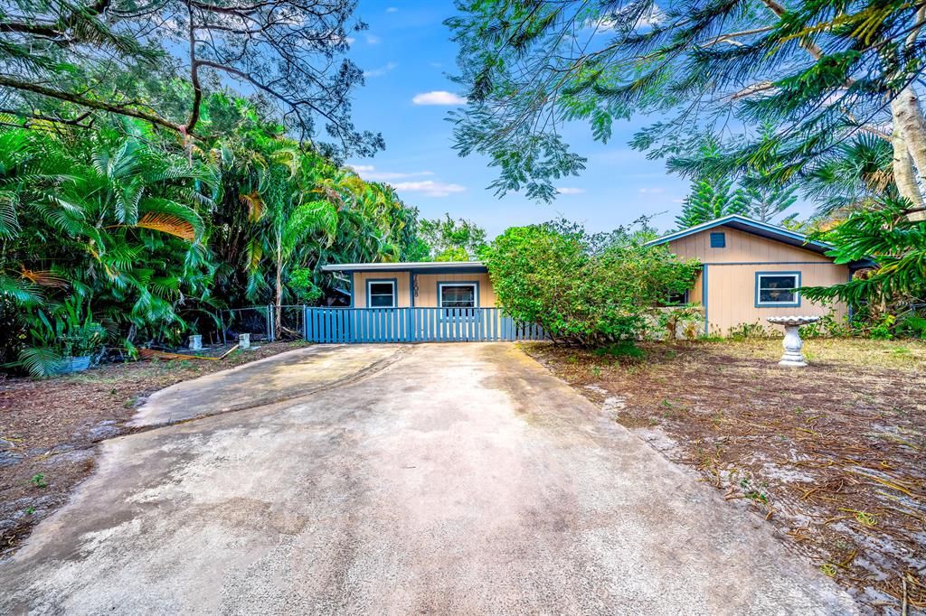 Photo of 7508 Belleair Avenue, Fort Pierce, FL 34951 (MLS # R10783460)