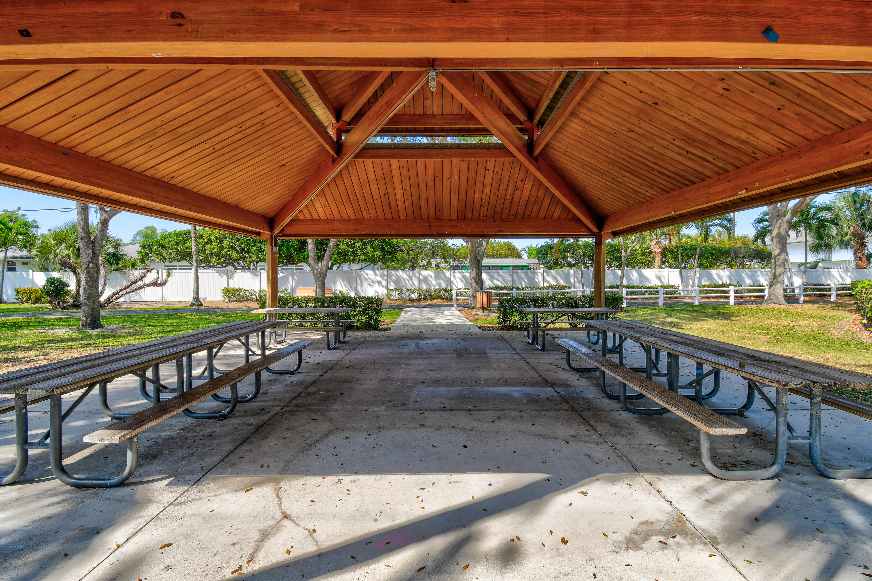 LIGHTHOUSE COVE AT TEQUESTA CONDO - Residential