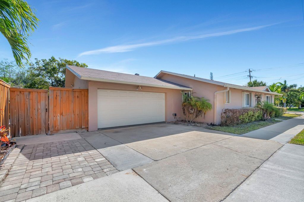 Photo of 1616 18th Avenue N, Lake Worth Beach, FL 33460 (MLS # R11069078)