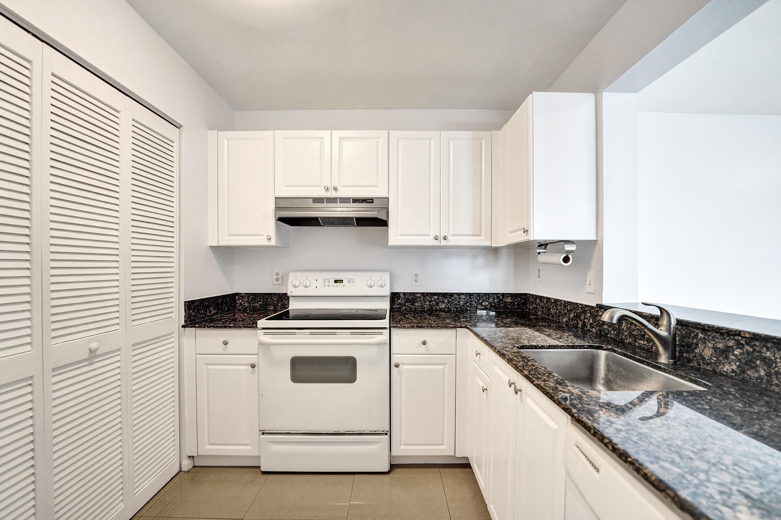 SHERIDAN EAST CONDO BLDG 1 - Residential Lease