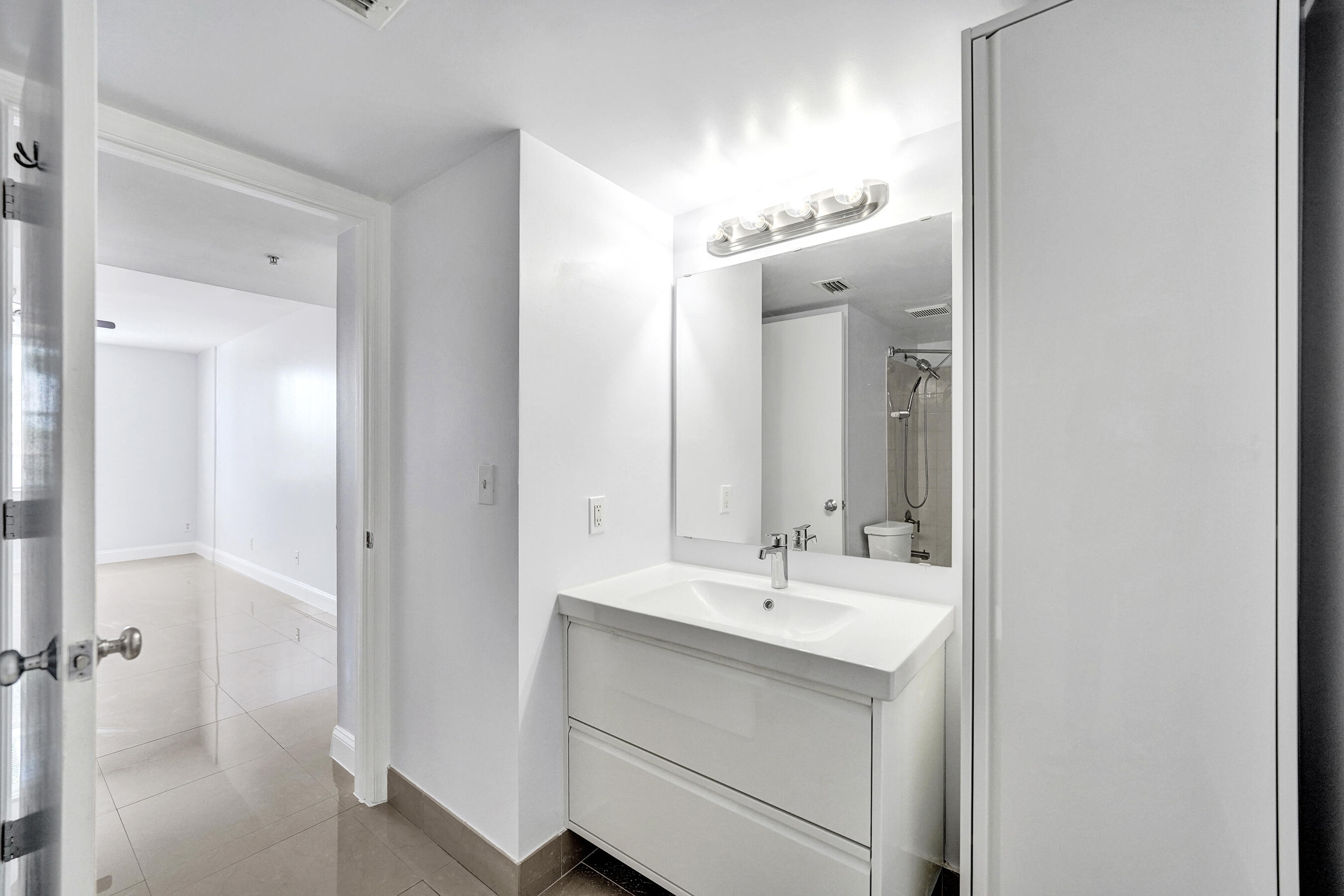 SHERIDAN EAST CONDO BLDG 1 - Residential Lease