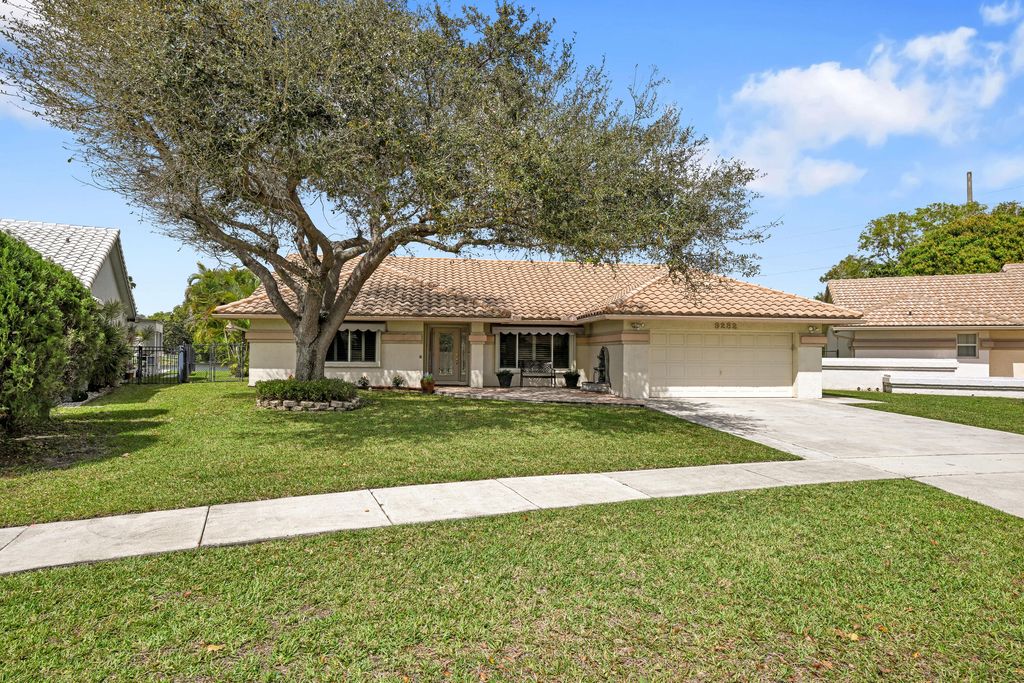 Photo of 9232 Sun Pointe Drive, Boynton Beach, FL 33437 (MLS # R11169783)