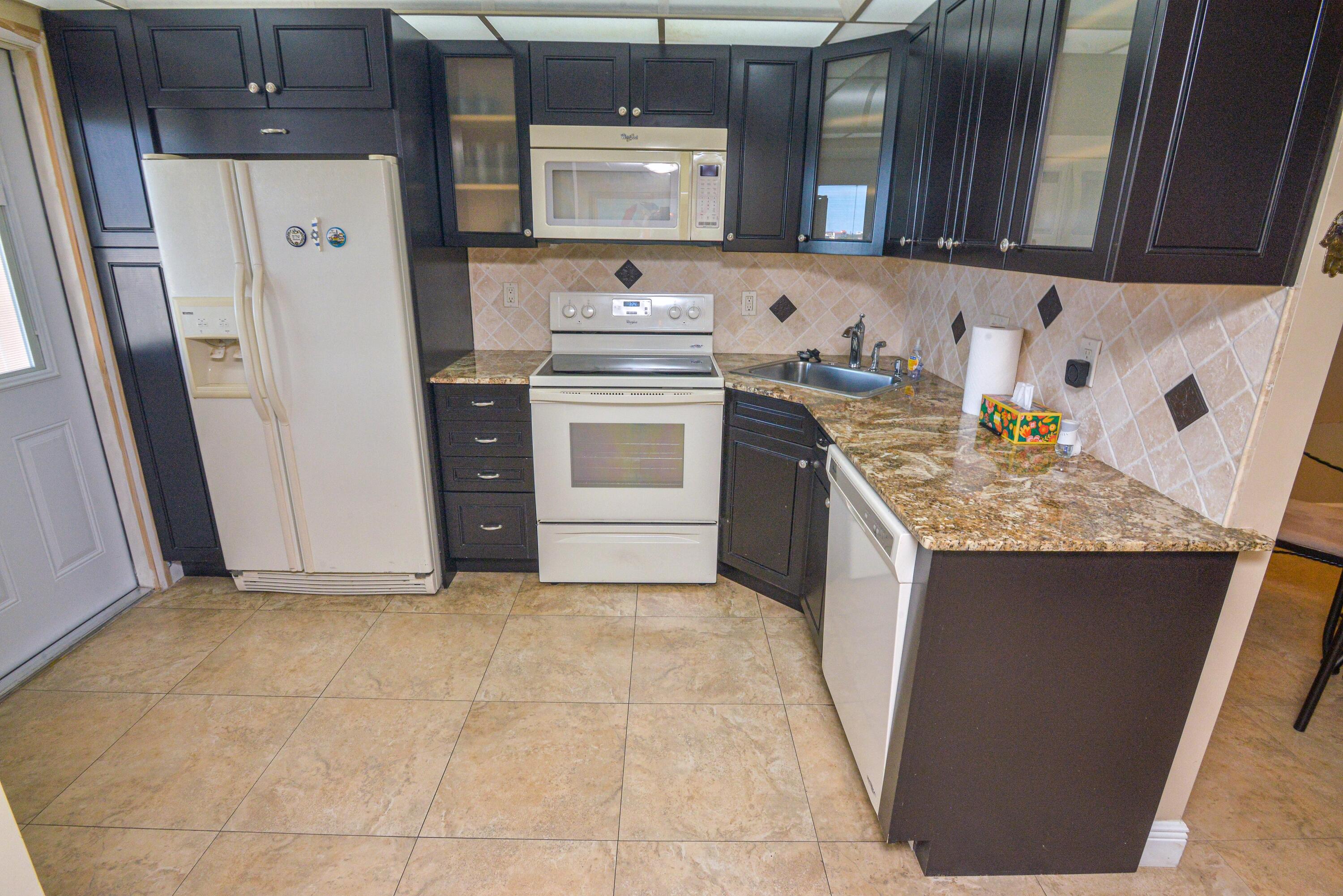 NO 21 PALM-AIRE COUNTRY CLUB - Residential Lease