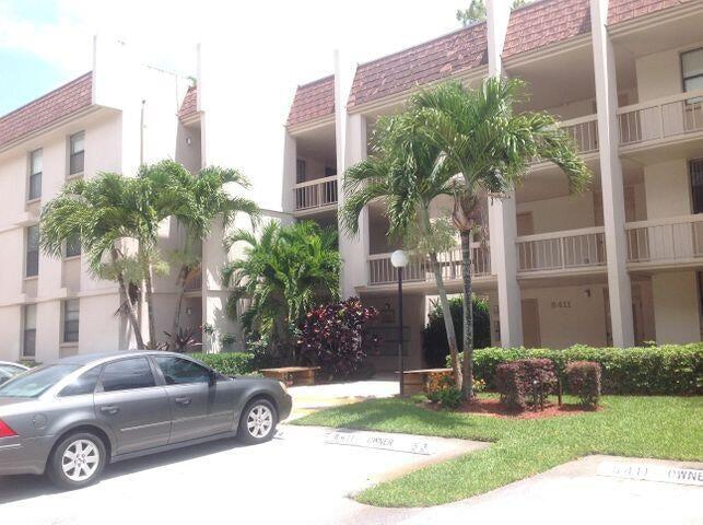 Amazing ground floor 2/2 condo with courtyard and screened patio in great neighborhood with great schools. All tile and wood floors, no carpet at all. Newer kitchen appliances. Washer and dryer inside unit. Spacious laundry room with only 3 year old A/C unit. Minimum credit score 675 required by association. Vacant and easy to show. No FHA loans per association. Priced for a quick sale. Motivated seller. Don't miss this opportunity. RUN FOREST RUN!!!!BACK ON MARKET!!! DEAL FELL THRU DUE TO BUYERS FINANCING!! THIS IS A FNMA APPROVED CONDOMINIUM!!! NO FHA PLEASE
