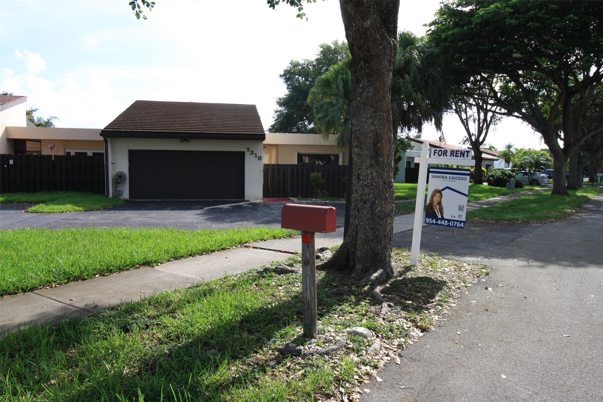 SPECTACULAR 3BED/2BATHS, 2 CAR GARAGE VILLA LOCATED IN THE COUNTRY CLUB OF MIAMI. AMAZING FLOOR PLAN WITH A LAKE VIEW, IT FEELS LIKE A SINGLE FAMILY HOME. BEAUTIFUL KITCHEN WITH A BREAKFAST AREA. THE HOUSE IS IN PERFECT CONDITION HAS A SOLAR WATER HEATER, IMPACT WINDOWS, HUGE ROOMS NEAR TO THE SHOPPING CENTER, SCHOOLS HOSPITALS, AND HIGHWAYS ,I-75, PALMETTO,I-95, TURNPIKE DO NOT MISS THIS OPPORTUNITY!