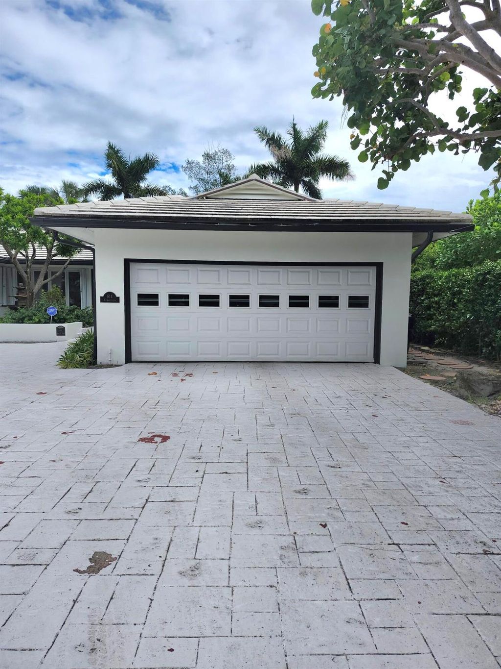 Photo of 814 N Golfview Road, Lake Worth Beach, FL 33460 (MLS # R11129063)