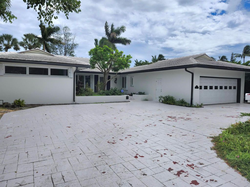 Photo of 814 N Golfview Road, Lake Worth Beach, FL 33460 (MLS # R11129063)