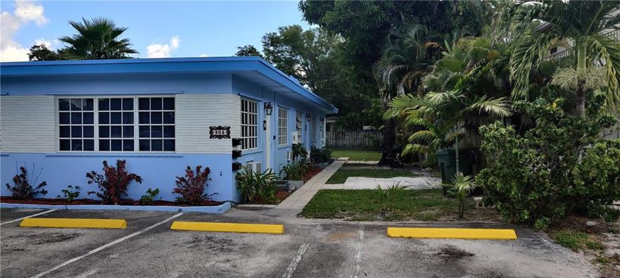 Great location close to beaches, airport, Port Everglades, hospital.  Small quaint complex with back yard and a patio for BBQing.  Internet and basic cable included in rent.  Freshly painted new granite counter top in kitchen.  Pets considered with deposit.