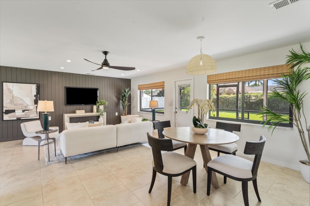 Photo of 6 W Windsor Road W, Jupiter, FL 33469 (MLS # R11021019)