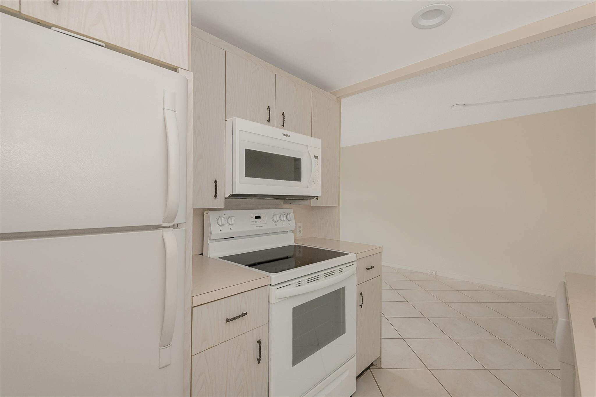 CORNWALL AT CENTURY VILLAGE CONDO - Residential Lease