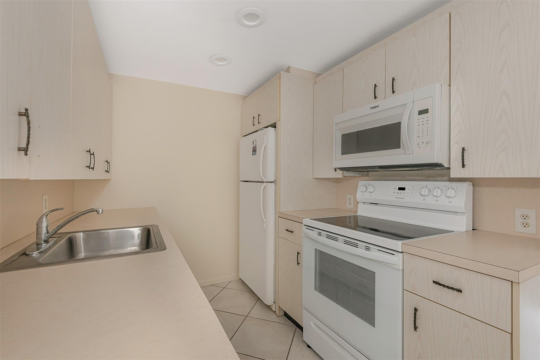 CORNWALL AT CENTURY VILLAGE CONDO - Residential Lease