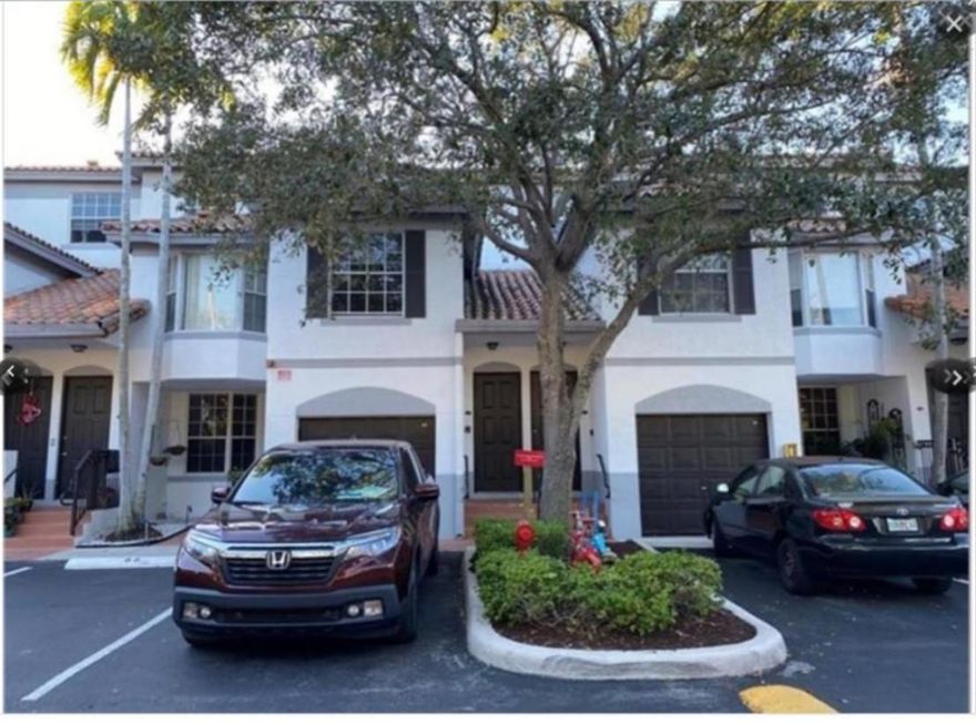 West Davie townhome for rent. 3 bedrooms and 3 bathroom. locate on 2nd and 3rd floor. ONLY ONE PARKING space. great unit. property management office on site. easy process. must show ID and 2.5 or 3 time of the income. Vacant on lock box.