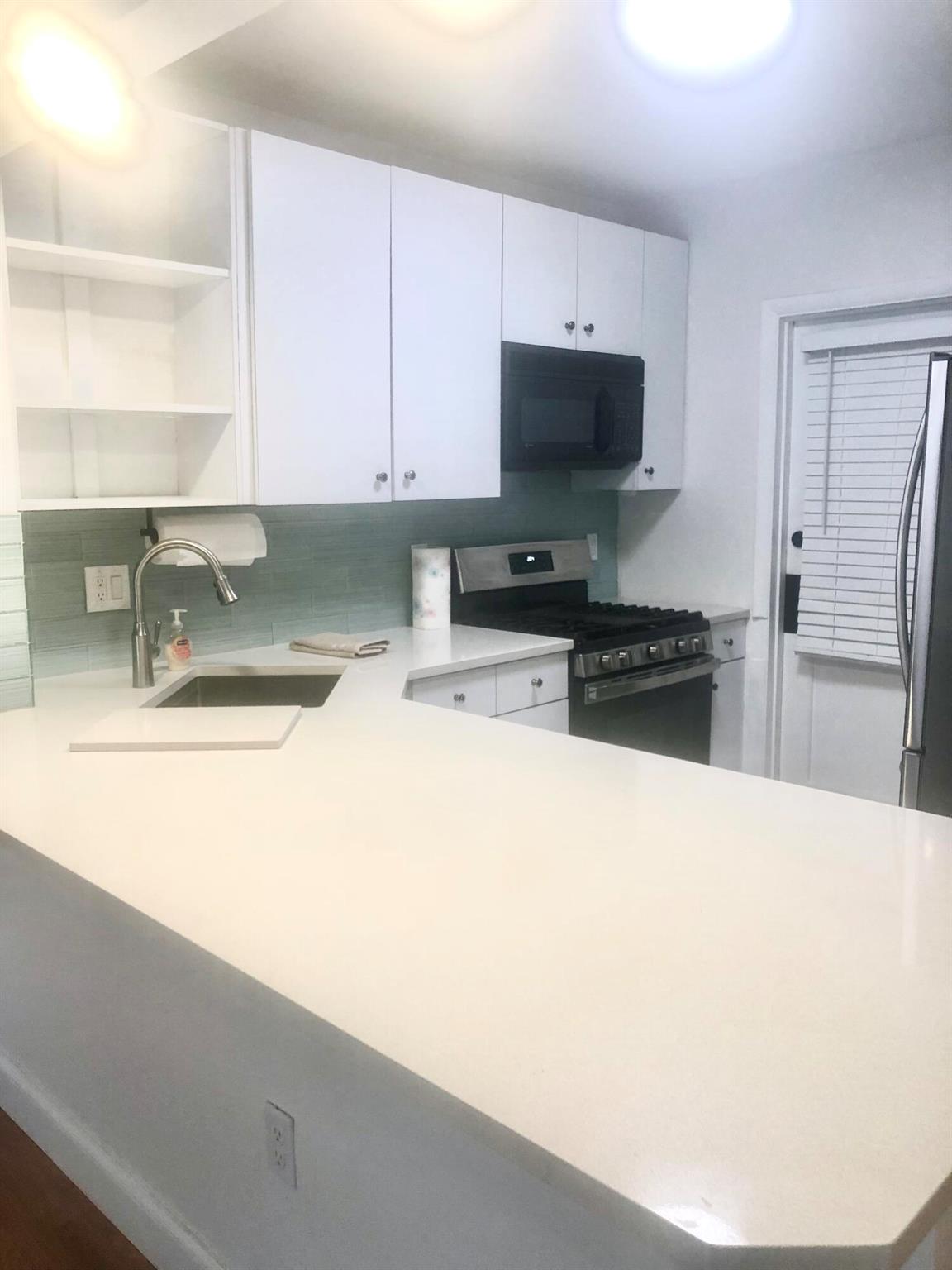 Great downtown Boca location, Updated 1 bed, 1 1/2 bath, open kitchen, stainless steel appliances, gas stove, Master Bedroom has full wall of closet and drawer space for plenty of storage. Screened patio with view of pool and golf course. Walk to Royal Palm Plaza, Mizner Park, restaurants, park and beach.